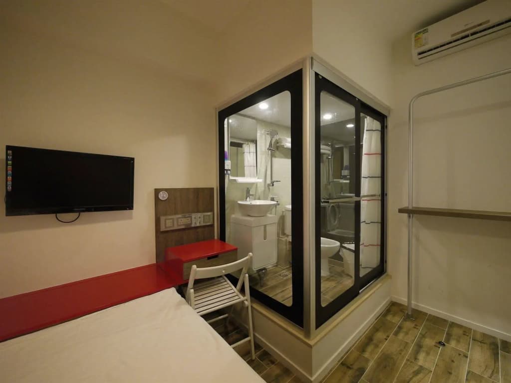 Panda's Hostel - Hot Dog Bus - photo 4