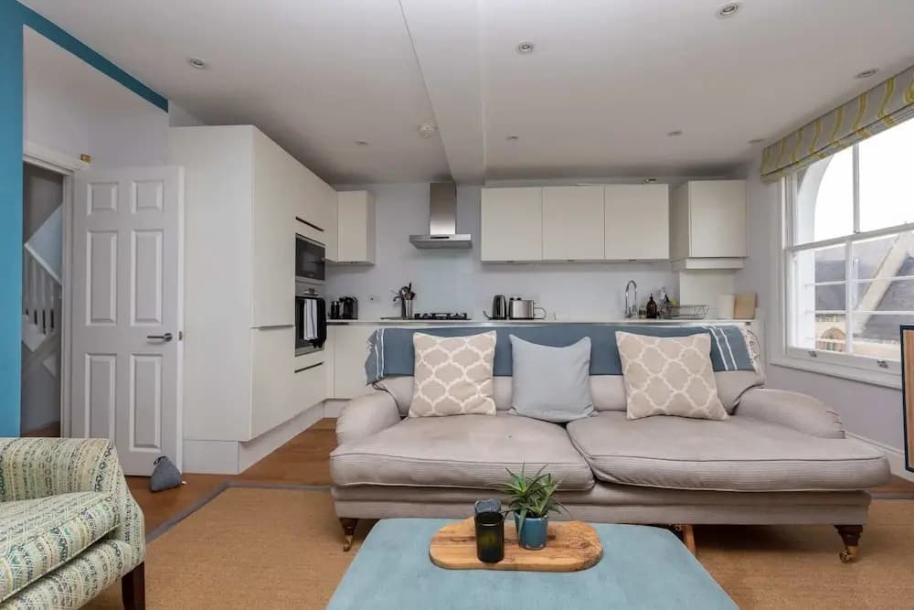 Spacious 3 Bedroom in Notting Hill With Balcony - photo 11