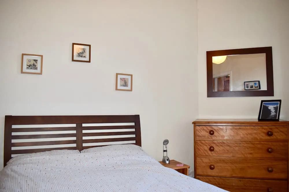 1 Bedroom Central Edinburgh Flat - photo 3