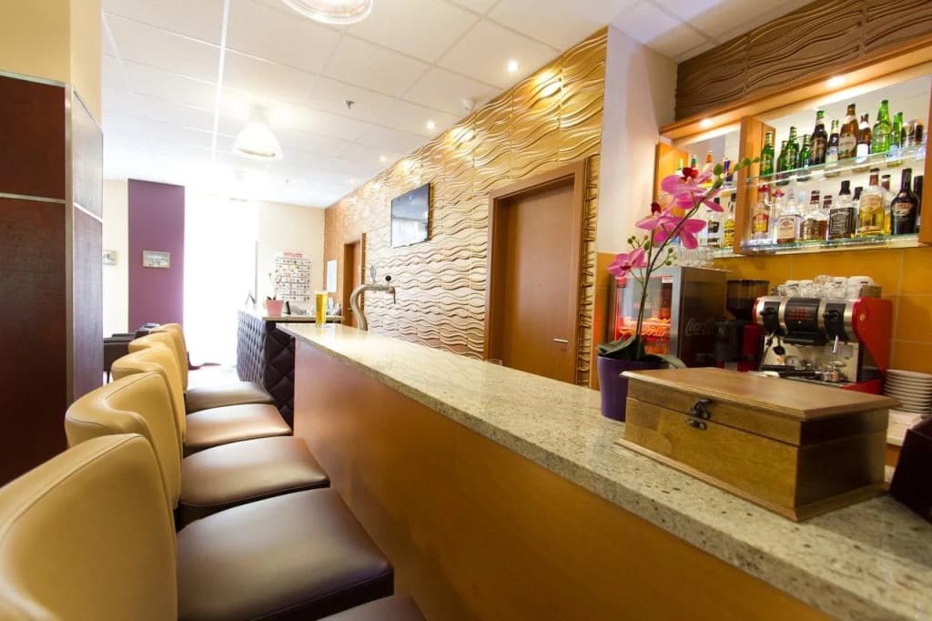 Six Inn Hotel - photo 2