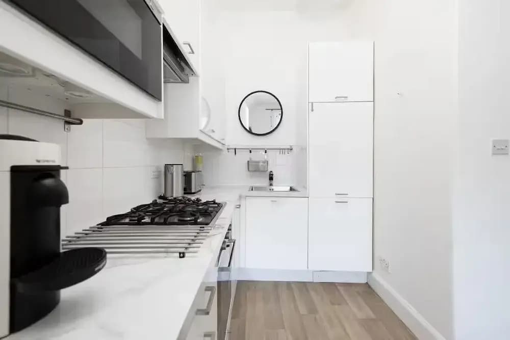 Bright and Modern Flat with desk - photo 10