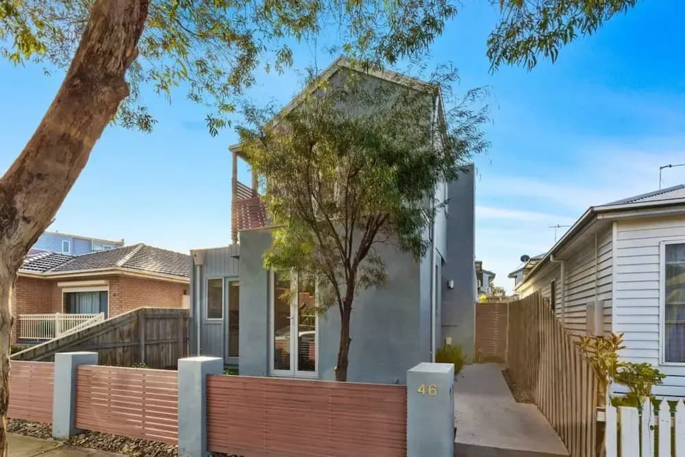Chic 2-bed Home By Bustling Shops - photo 1
