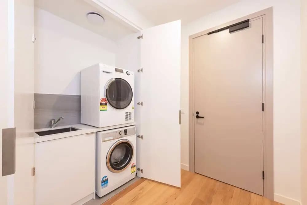 Stylish 3 Bedroom With Free Parking - photo 14
