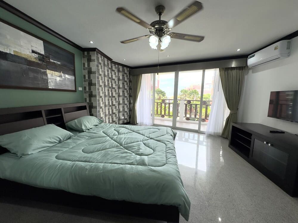 Spacious 2BR Condo - 3 Balconies & Green Views - photo 5