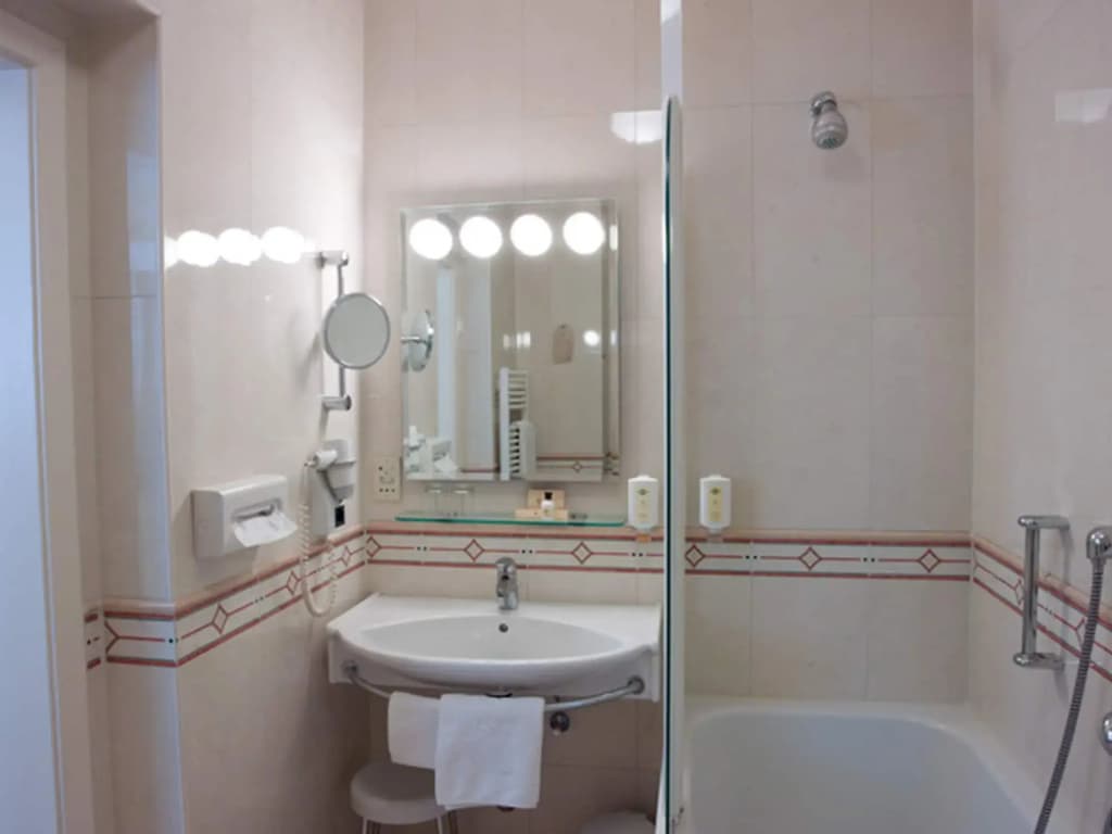 Hotel Kaiserin Elisabeth - photo 7