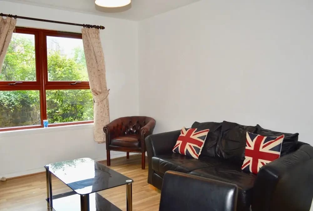 Spacious 2 Bedroom Ground Floor Flat in Leith - photo 7