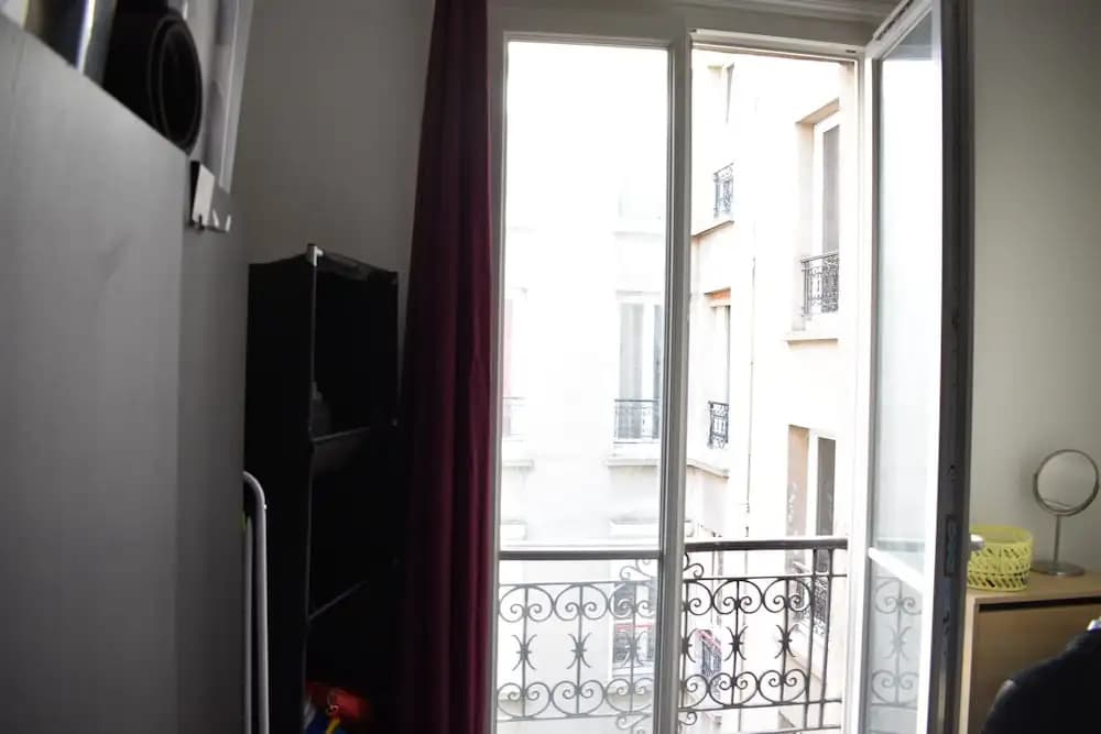 Parisian 1 Bedroom Apartment In The 18th - photo 4