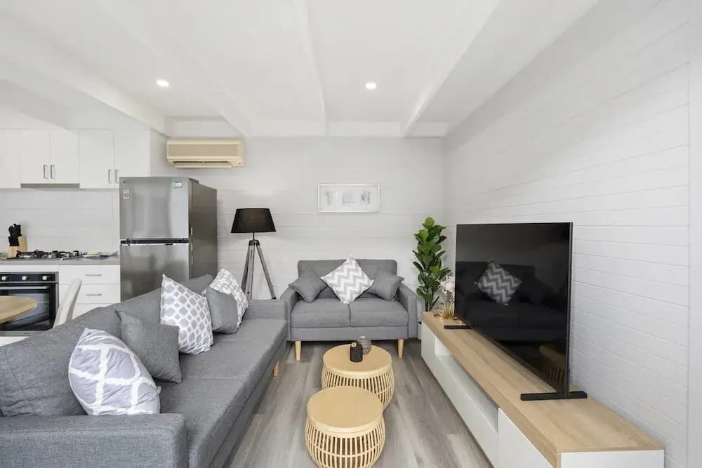 2-bed Rosebud Apartment With BBQ & Garden - photo 6