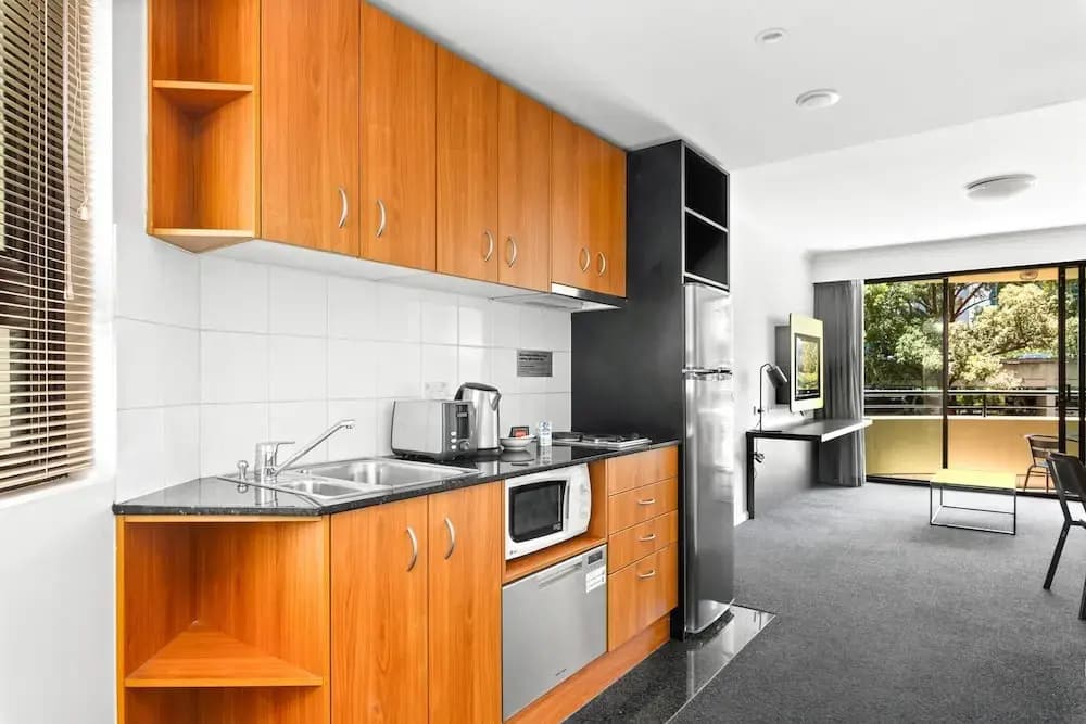 Sleek 1-bed by Jubilee Park With Pool - photo 3