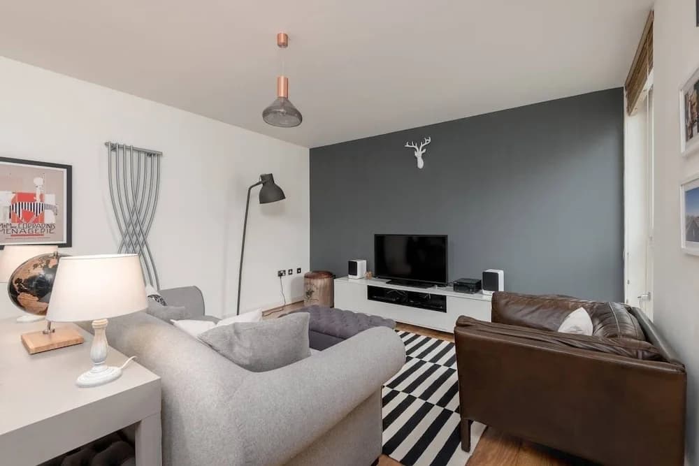 Ultra Stylish 2 Bed/2 Bath with Balcony & Parking - photo 5