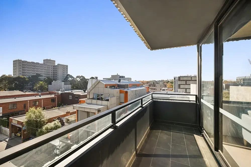 Comfy 2-bed Balcony Unit Near Chapel St - photo 8