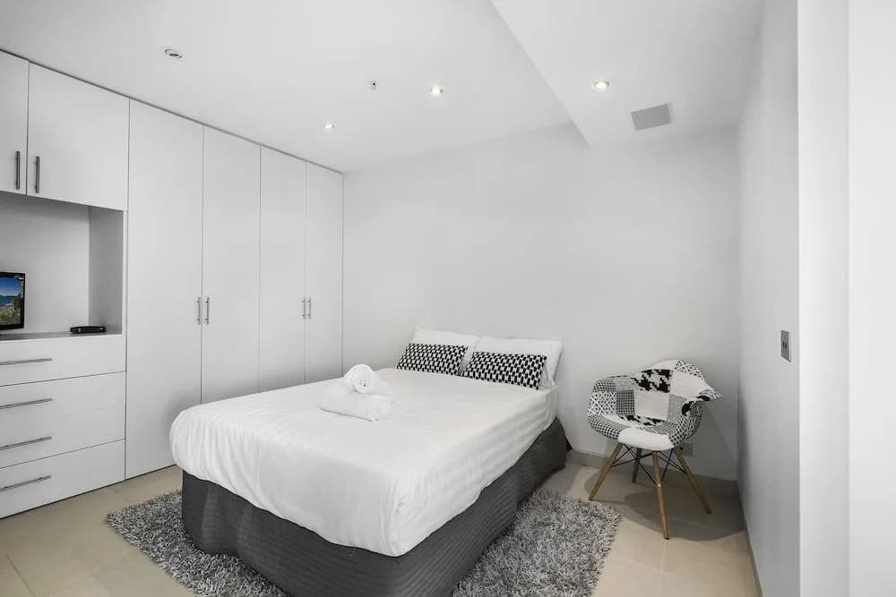 ELAINE, 2BDR St.Kilda Apartment - photo 3
