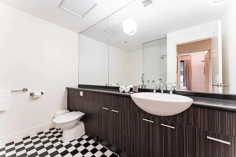 Chic 1-bed in East Melbourne With Gym & Pool - photo 6