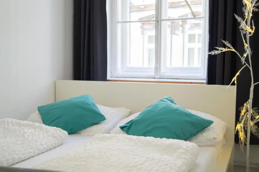 Central 2BR Apt. - Lovely for Long Stays - photo 2