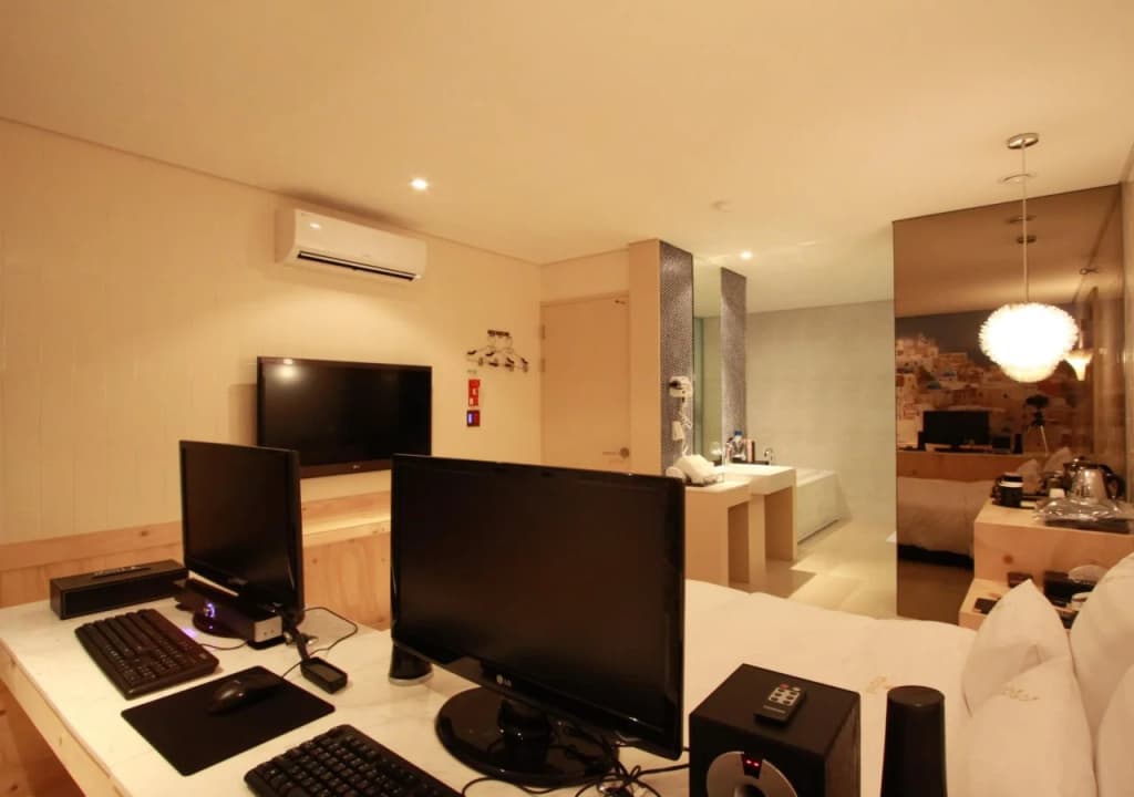 Y Hotel - photo 10