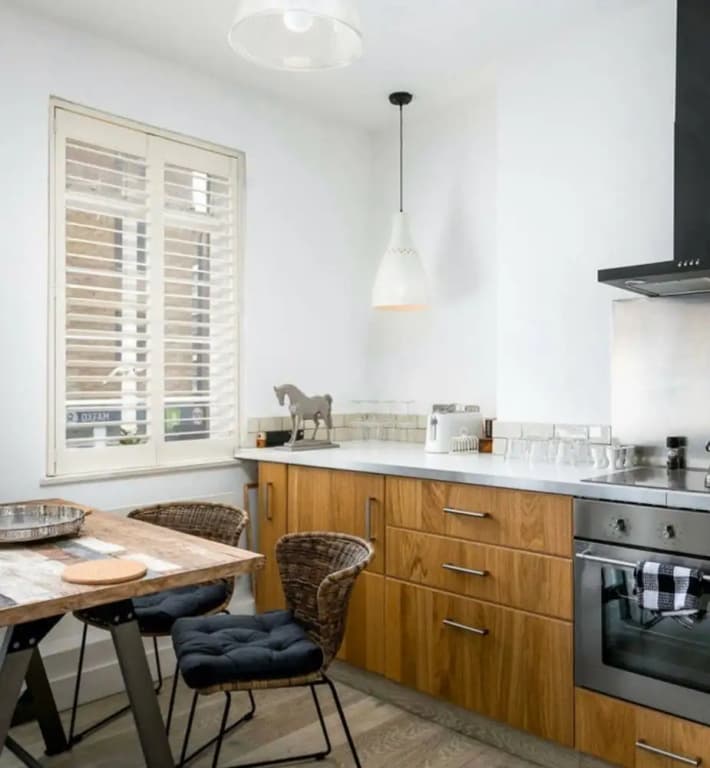 Rustic 2 Bed Maisonette Over 3 Floors In Goodge St - photo 2