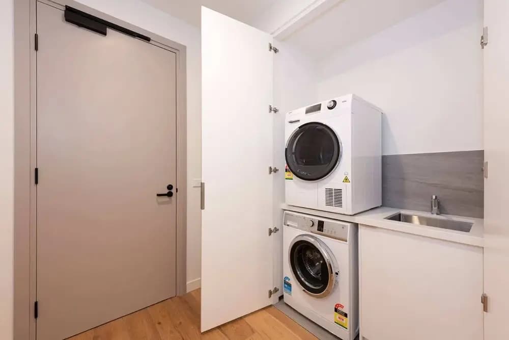Modern 3 Bedroom Getaway Next to Chadstone - photo 3
