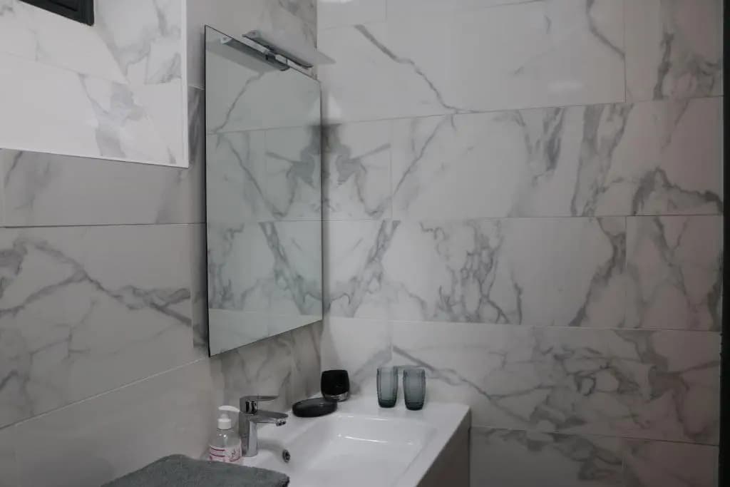 Large & Bright Apartment, Central Paris, Montmartre-Opéra, Picturesque Rue des Martyrs - photo 8