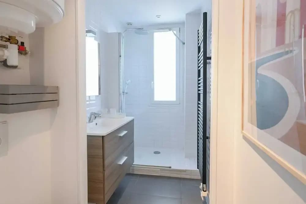 Modern Apartment - 2br-4p- Canal Saint-martin - photo 8