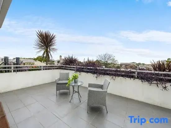 Rooftop 2 Bed Apt With Terrace at Newtown - photo 5