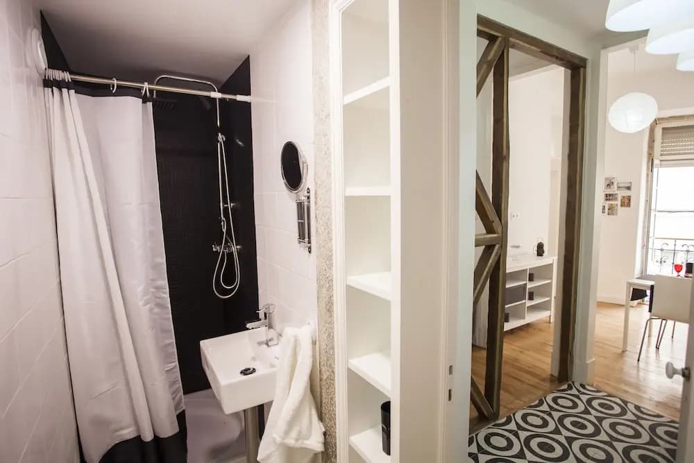 Cool Lisbon Apartment - photo 8