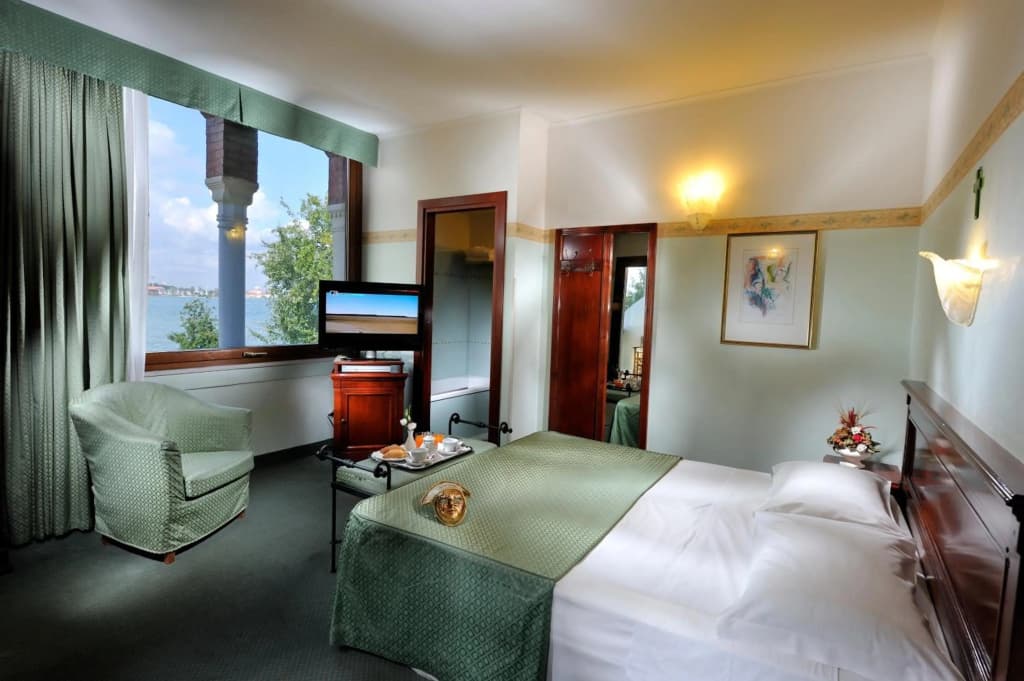 Russo Palace Hotel - photo 4