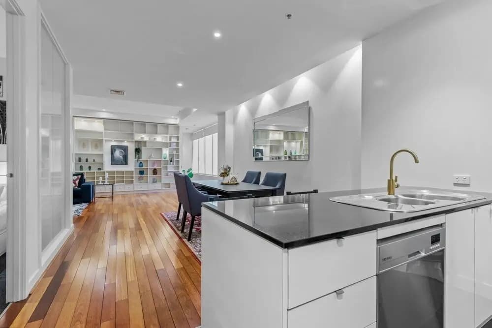 Stylish and Spacious 2-bed Apartment Melbourne - photo 11