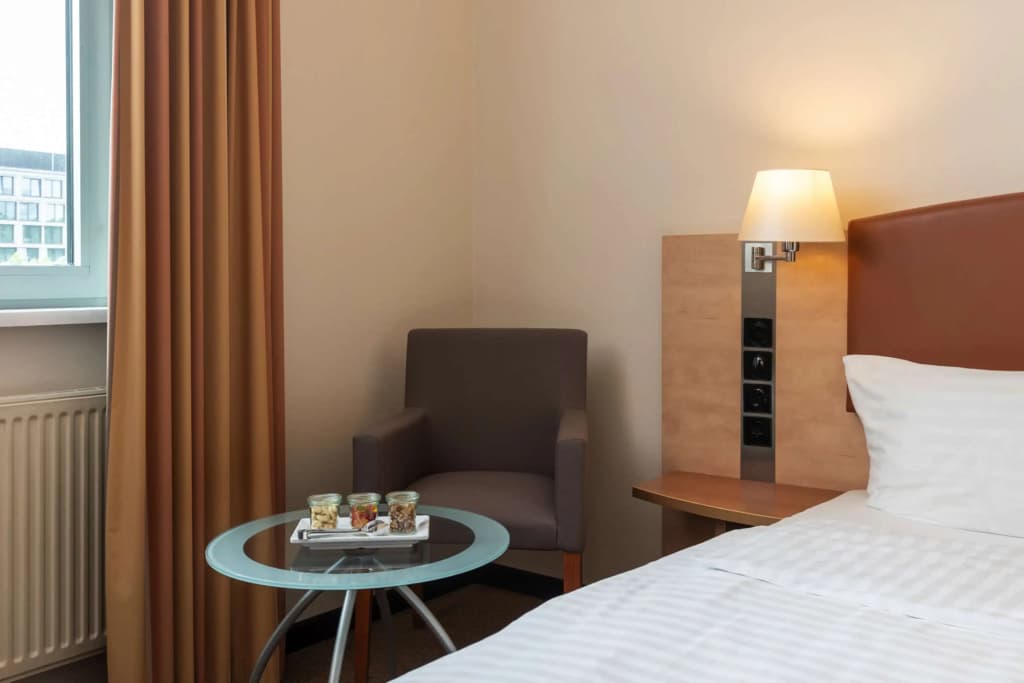 IntercityHotel Berlin Ostbahnhof - photo 4