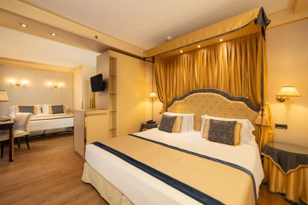 Hotel A LA Commedia - photo 33
