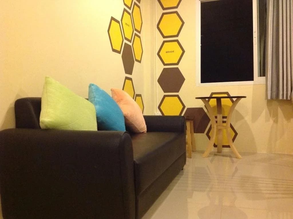 Beehive Patong Hostel - photo 10