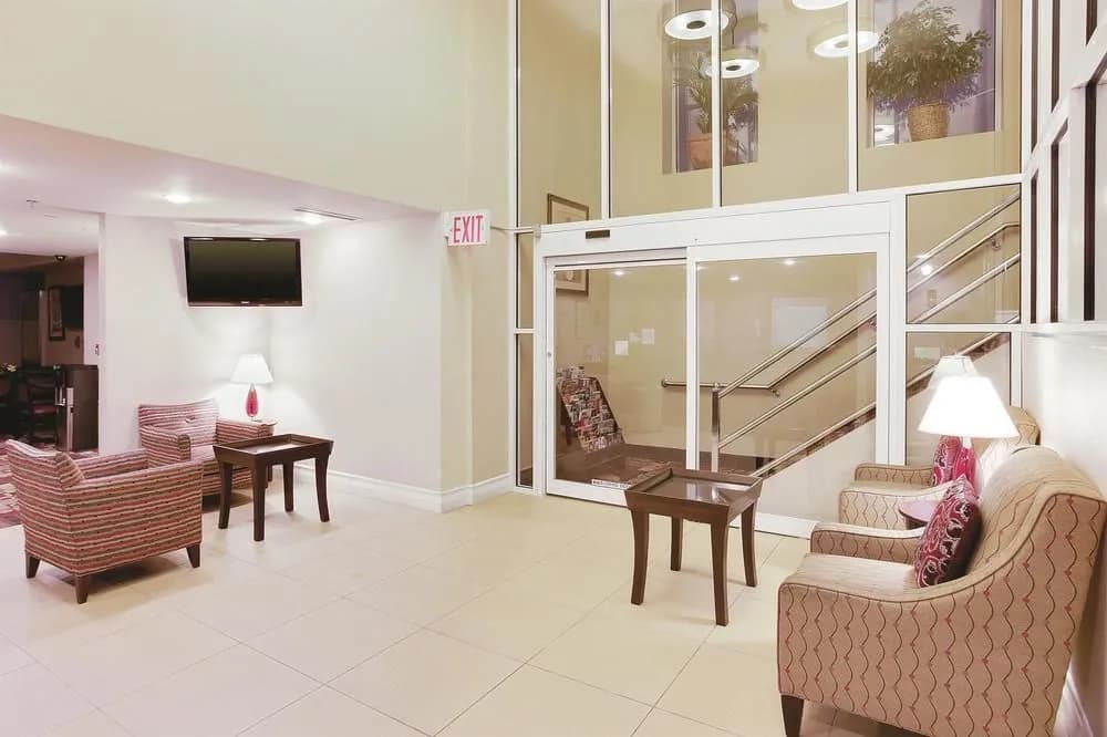 La Quinta Inn & Suites JFK Airport - photo 11