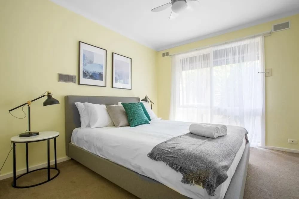Spacious Comfortable Home in Wheelers Hill+pool - photo 4