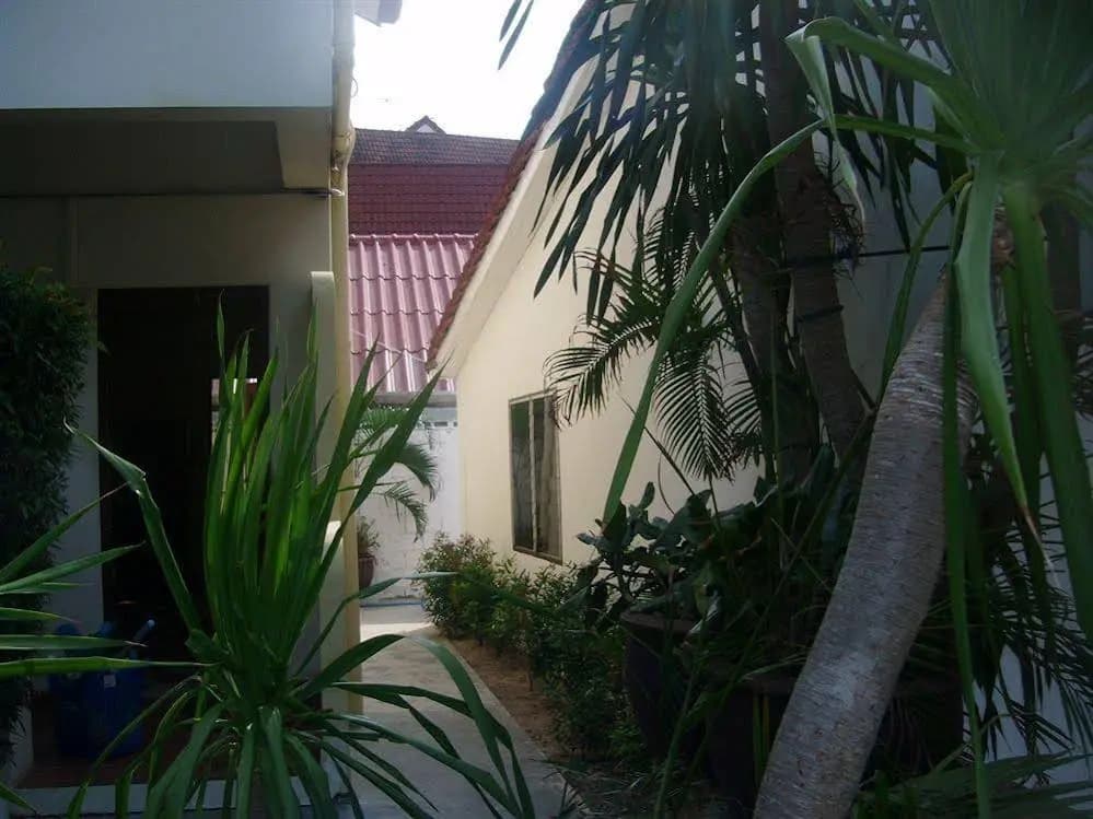 Patong Peace Hostel - photo 11