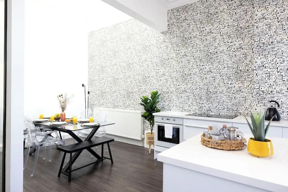 Delightful 3-bed Flat with Parking - photo 23