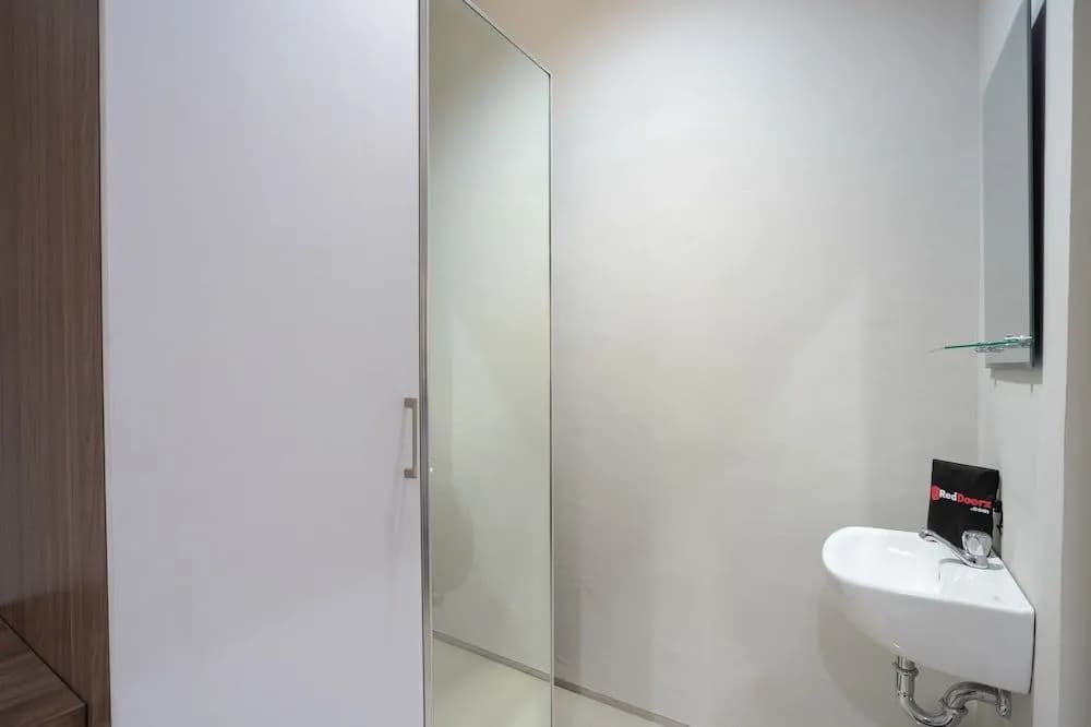 RedDoorz near JIEXPO Kemayoran - photo 7
