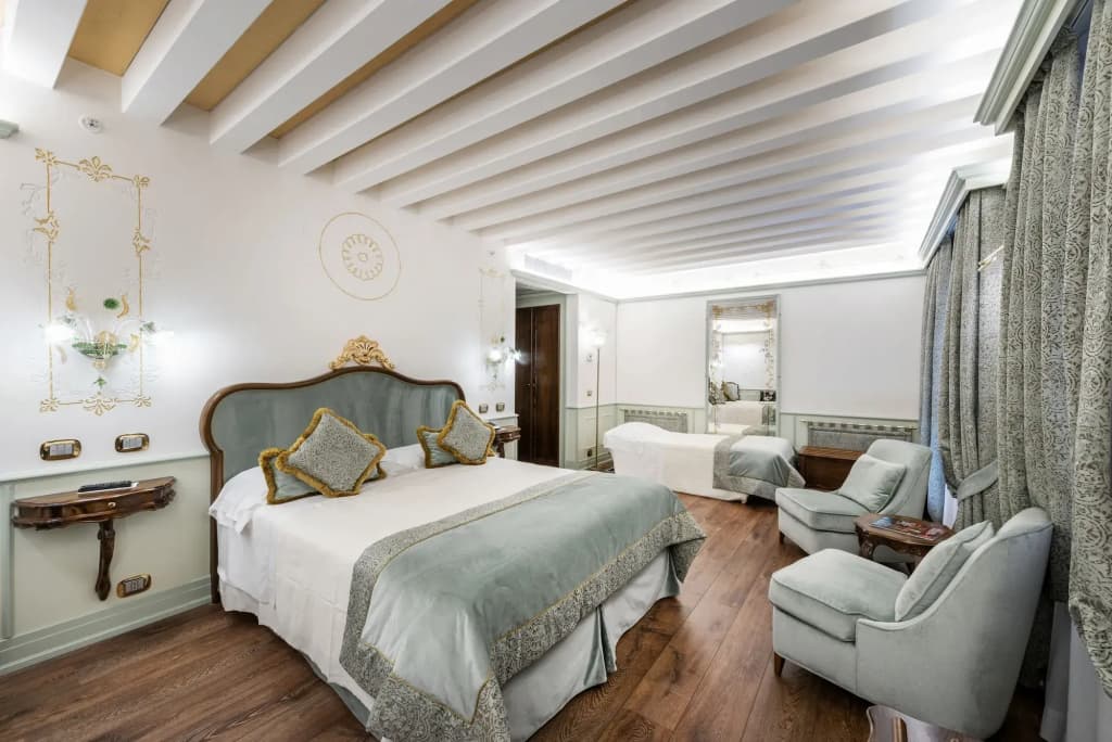 Hotel Monaco & Grand Canal - photo 11