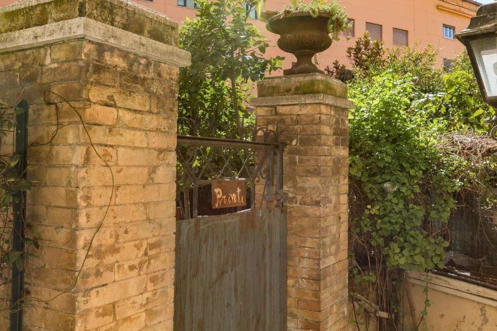 A World Aparts - 40 Sforza - photo 1