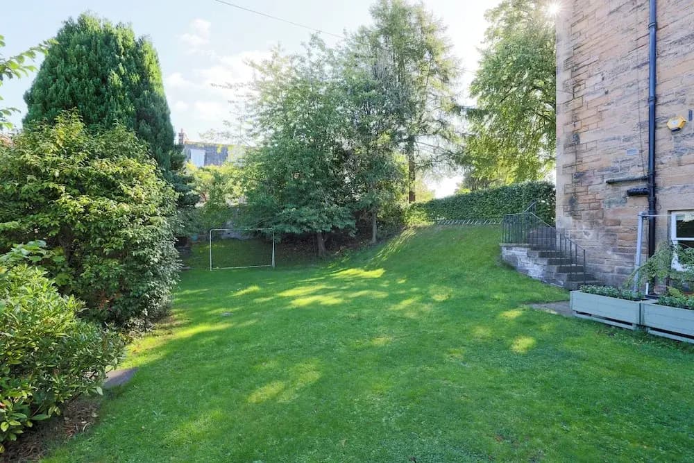 Delightful 3-bed Flat with Parking - photo 17