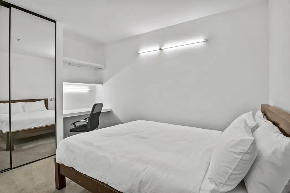Central 2 Bed Apartment Near Melbourne CBD - photo 2