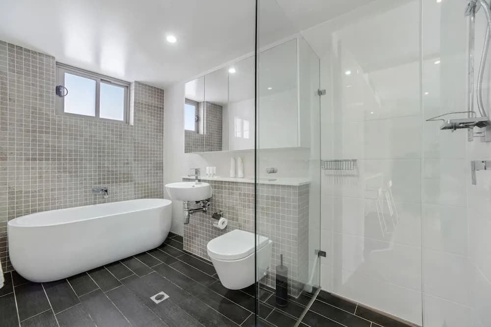 HomeHotel Comfy 2 Bedroom - photo 6