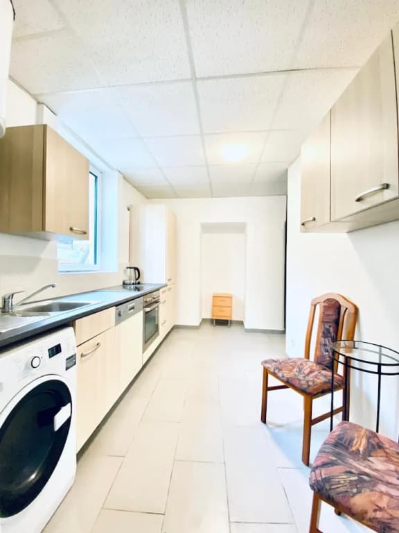 Stylish Shared 3-Bedroom Stay Near City - photo 46