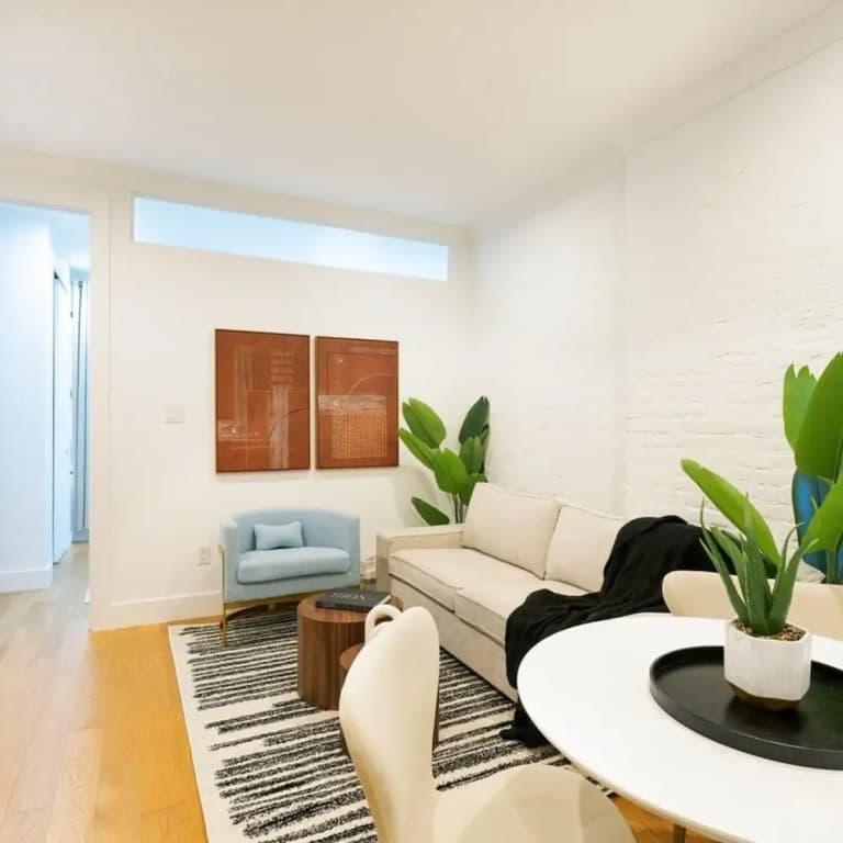 1290-8 New Renovated 2 Bedrooms in UES - photo 2