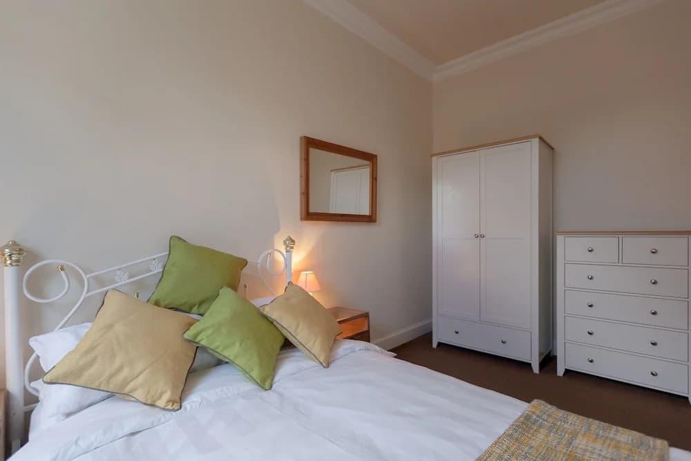 1 Bedroom Traditional Leith Flat - photo 6