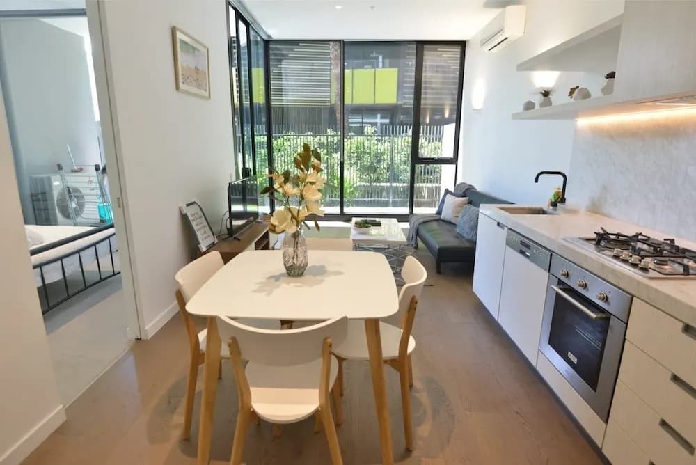 Spacious Cosy Bedroom Suite + Large Balcony - photo 4
