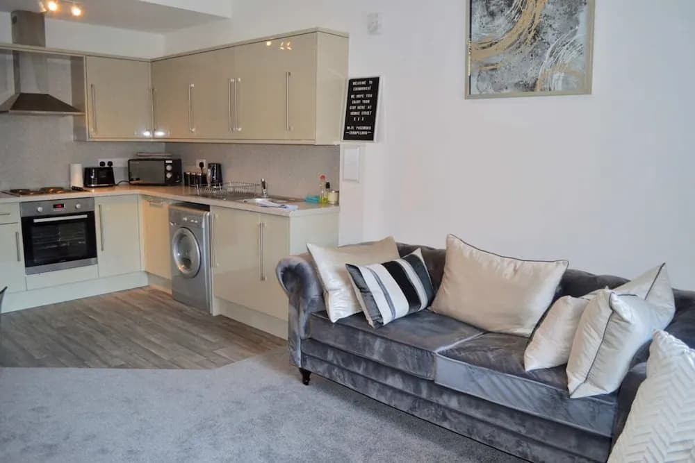 Central 3 Bedroom Flat - photo 13