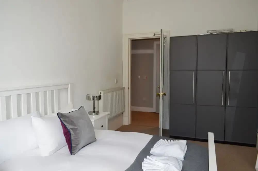 Spacious 3 Bedroom Flat in Marchmont - photo 14