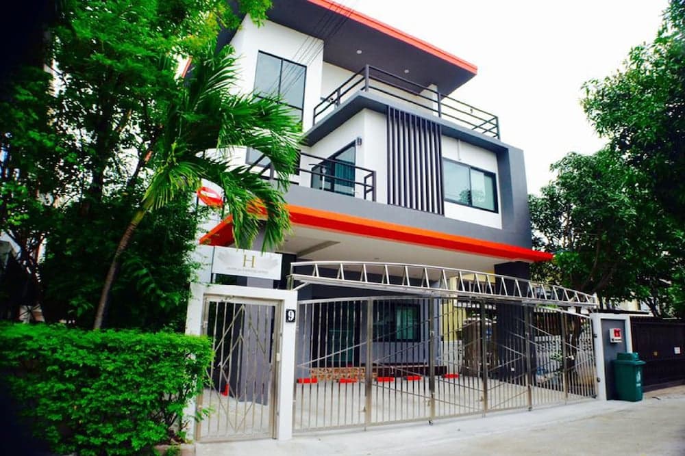3 Bedroom House @Skytrain - main photo