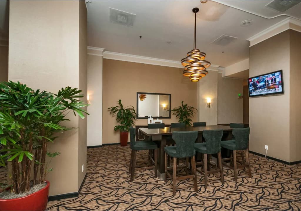 The Pickwick Hotel - photo 13