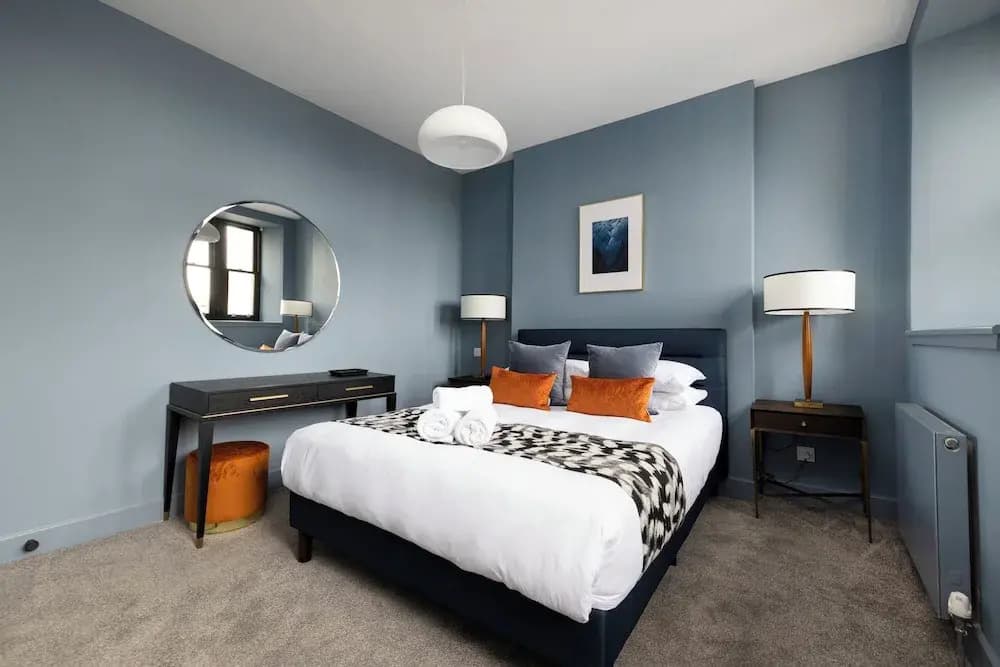 Stylish 2-bed flat in New Town - photo 3