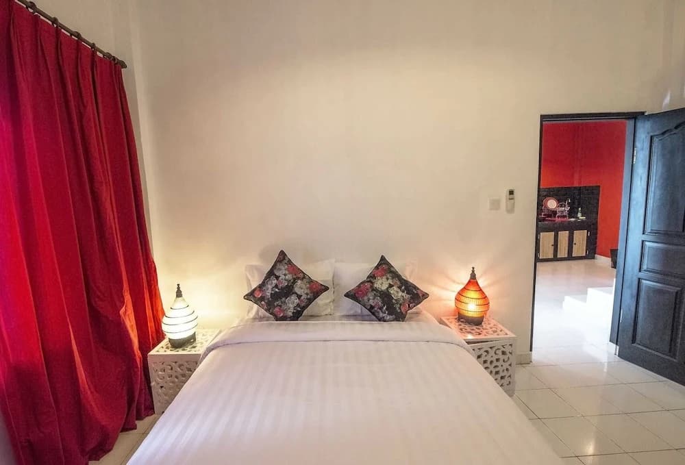Black and Red Oberoi Villa - photo 4
